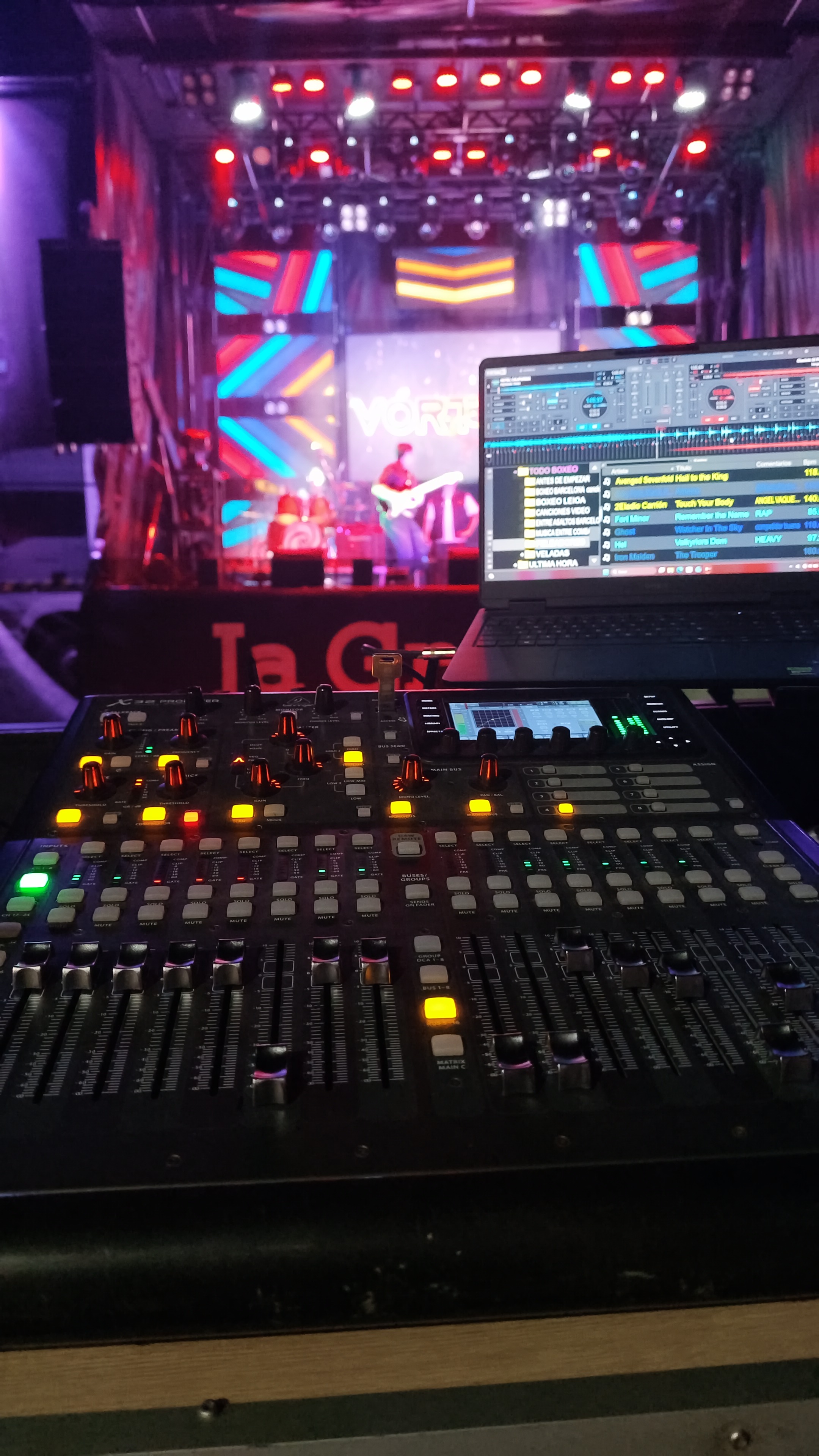 Mesa de mezclas y control técnico durante una actuación en directo