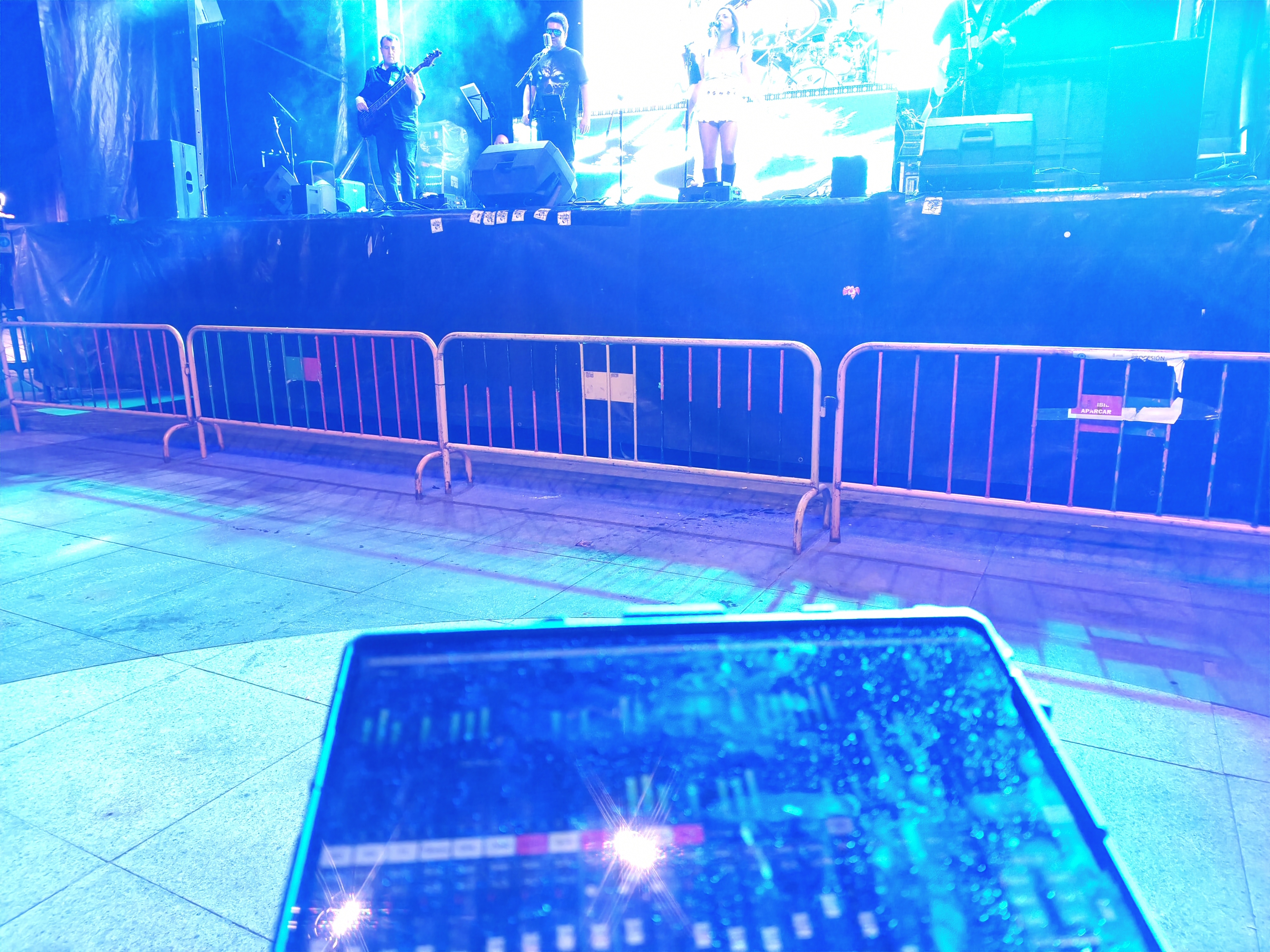 Control de sonido con mesa digital y escenario preparado para un concierto