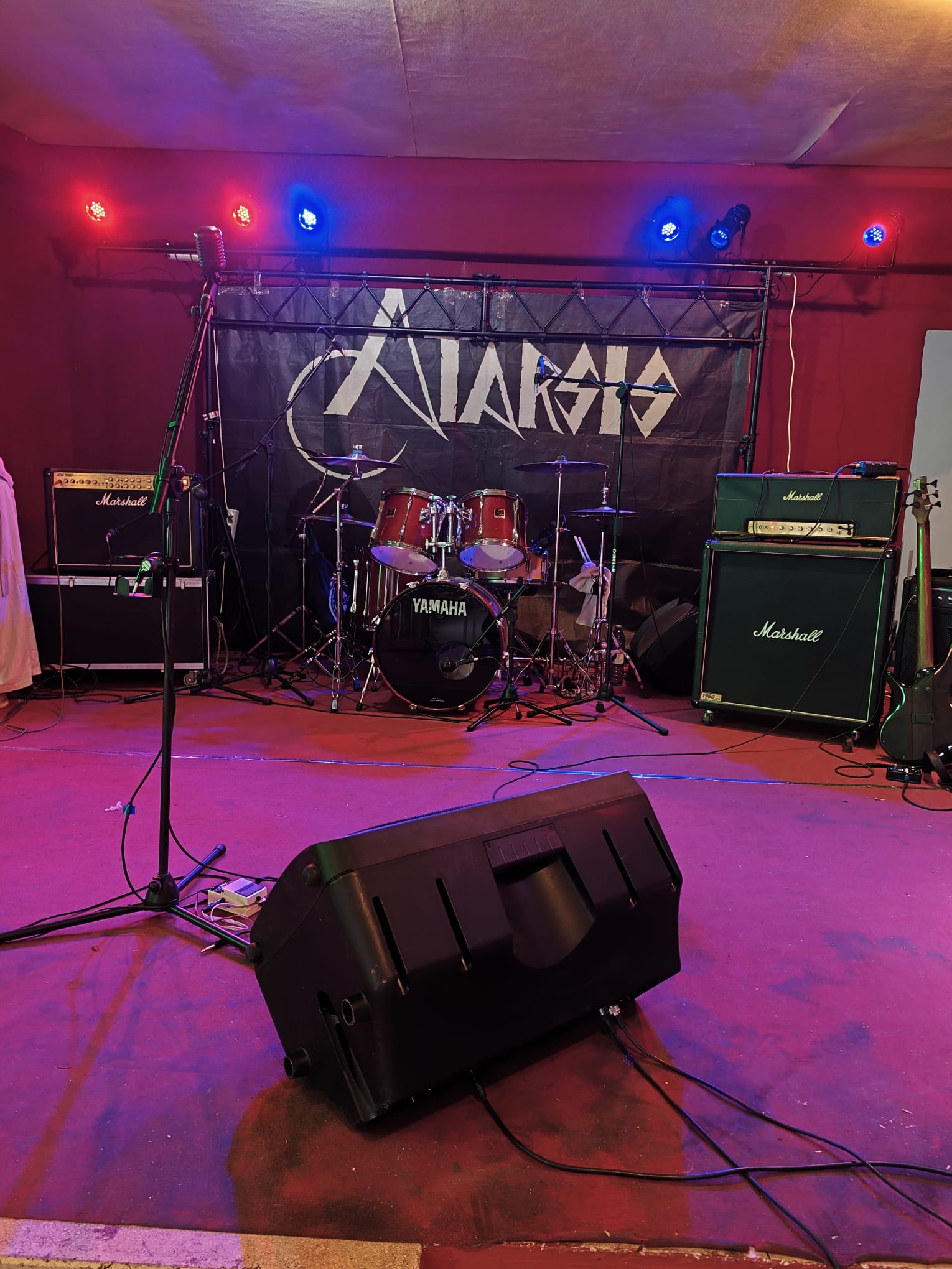 Escenario preparado con sonido e iluminación para una actuación