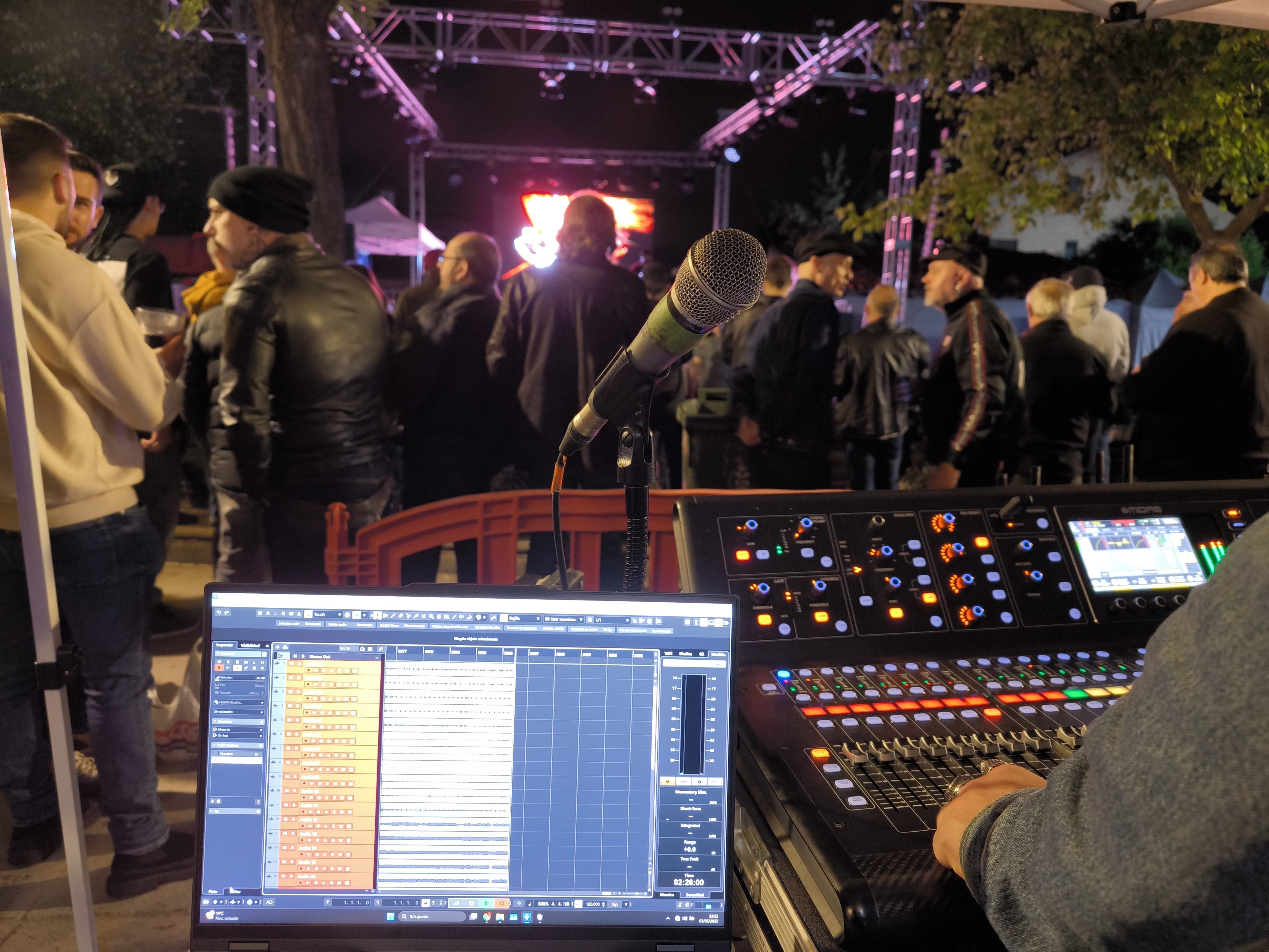 Escenario preparado con sonido, microfonía e iluminación para una actuación