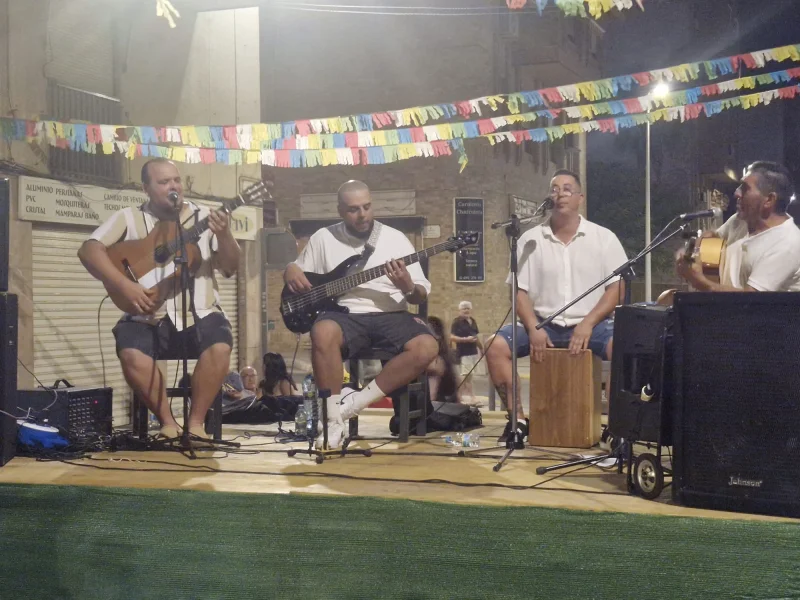 “No queremos solamente tocar canciones. Queremos crear momentos.” Que el público cante. Que baile