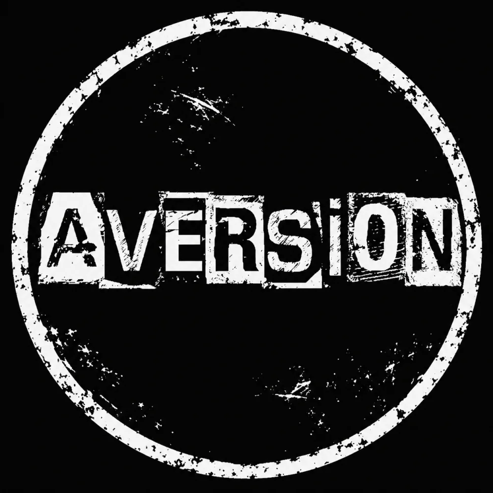 Aparecen las letras AVERSION, que es el nombre de la banda en blanco sobre fondo negro