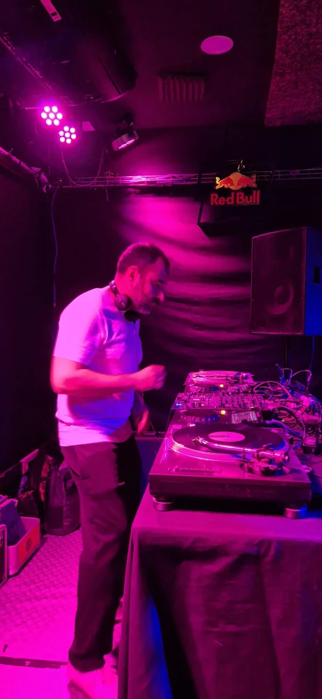 Mezclando música antigua con vinilos y XDJ