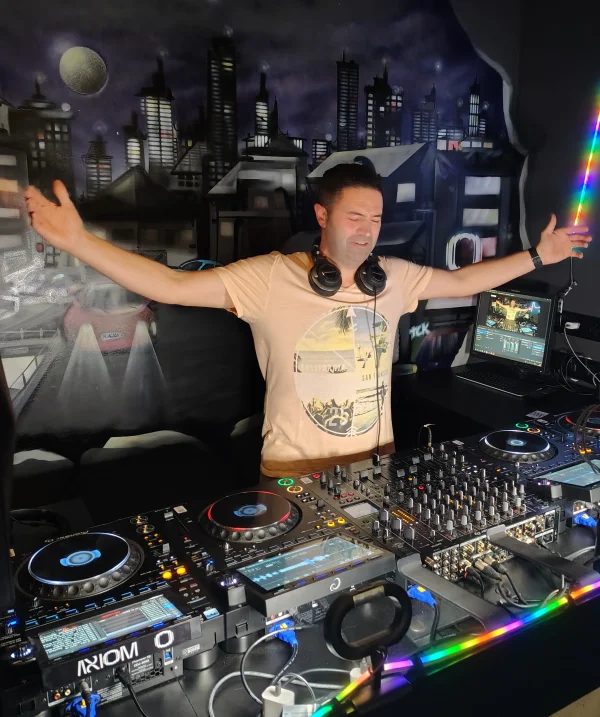 DJ con experiencia en todo tipo de eventos.