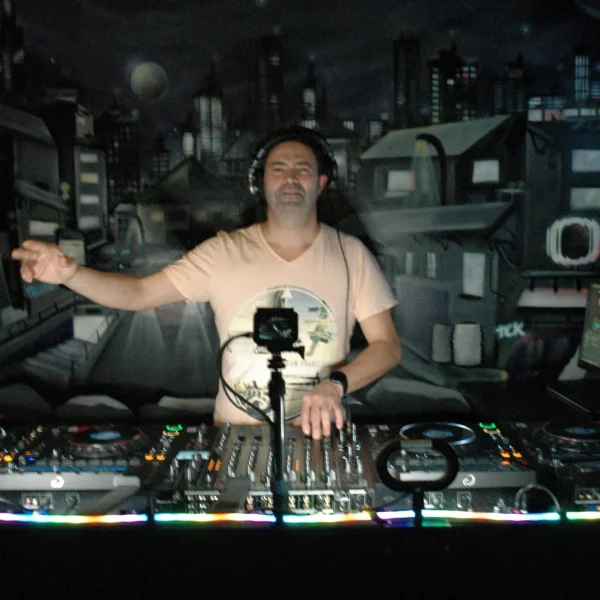 Tu DJ de confianza para que tú evento más especial.