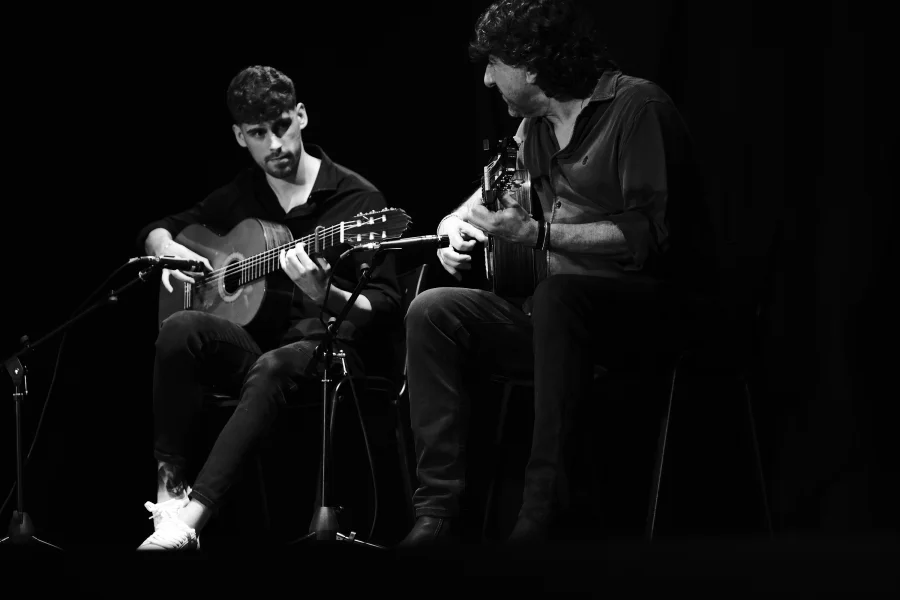 Dos guitarras flamencas y una voz .