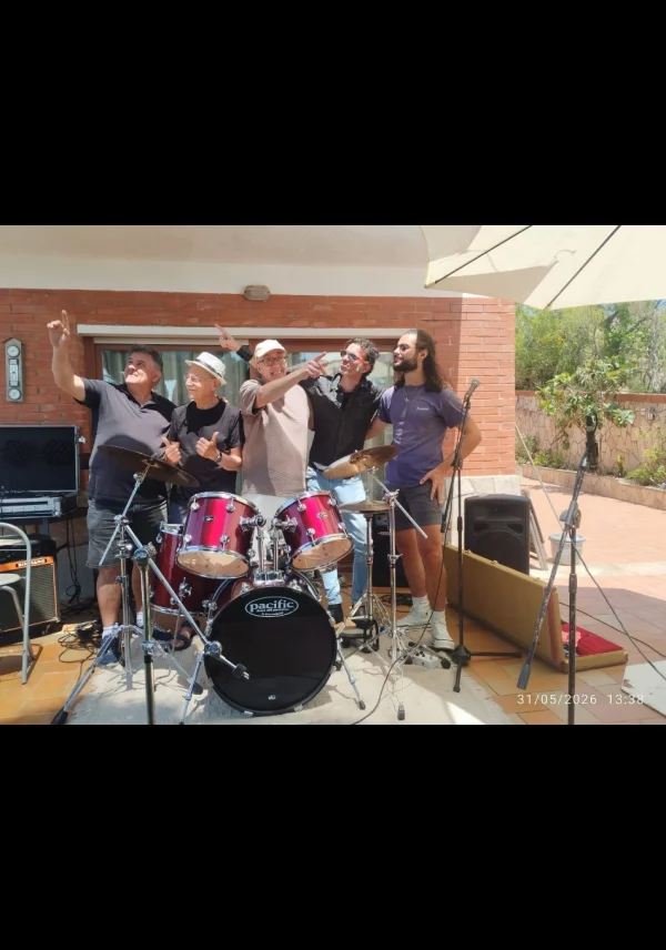 Somos 5 miembros. Con amplia experiencia. Disponemos de material propio de sonido e iluminación