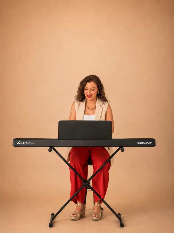 Claudia De la Torre al piano
