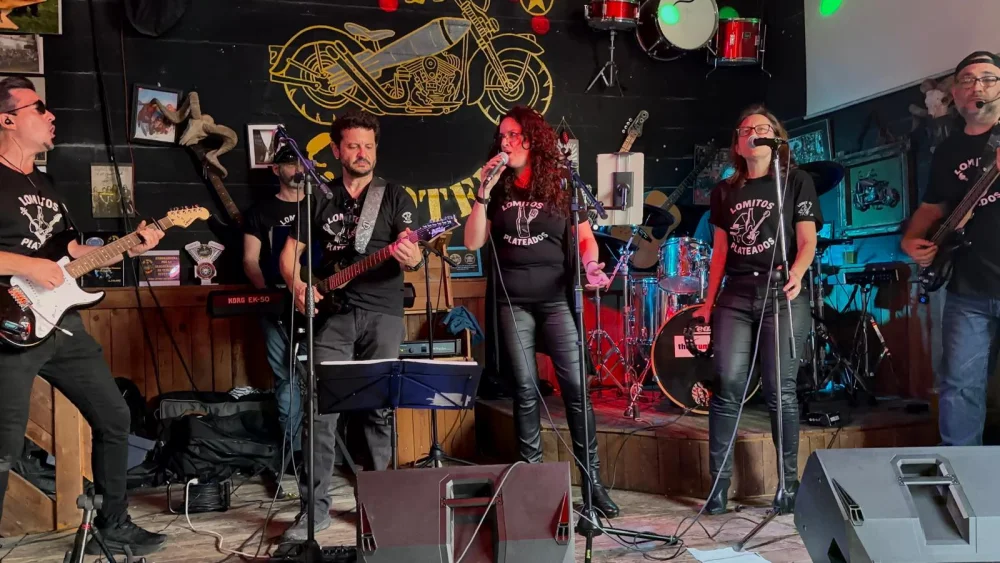 siete musicos con tres vocalistas para diferentes estilos y versiones. todo directo, sin latas