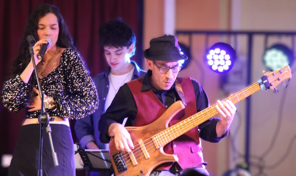 Arreglos musicales elaborados por profesionales, unidos a juventud mezclada con experiencia