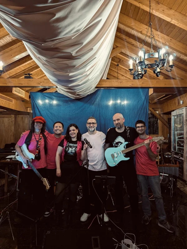 Grupo de versiones pop-rock de música de los 80-90-2000. Ofrecemos una experiencia única