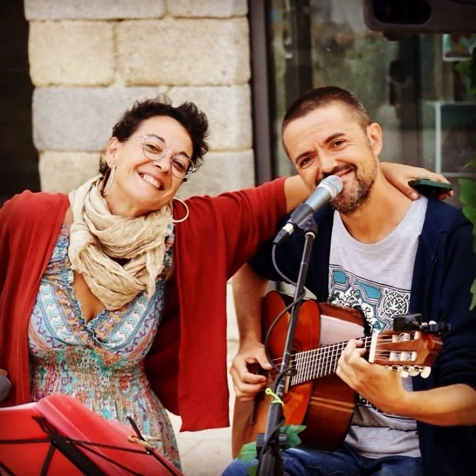 Rachel & Tote en un concierto acústico. Cercanía, complicidad y música en directo para bodas, celebr