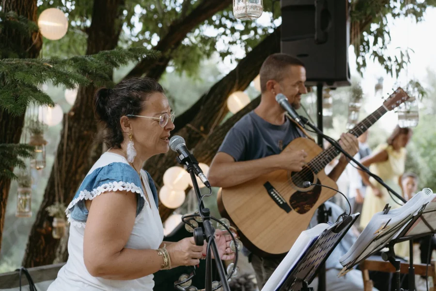 Actuación en directo durante una boda al aire libre. Dúo acústico de voz y guitarra creando un ambie