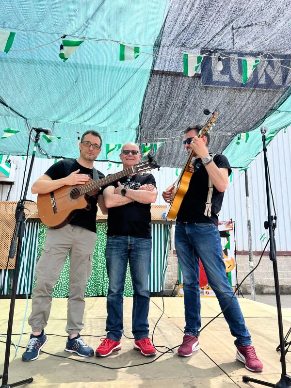 La formación actual de tres componentes, 2 guitarra y 2 voces y percu.