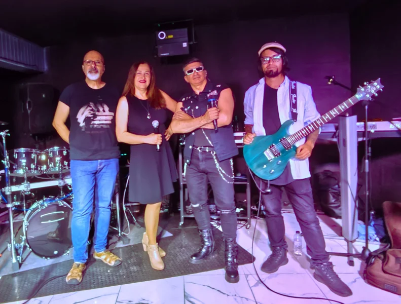 Músicos profesionales con experiencia en directos