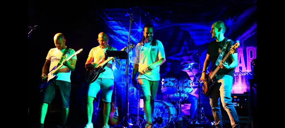 Imagen de los 5 componentes de la banda